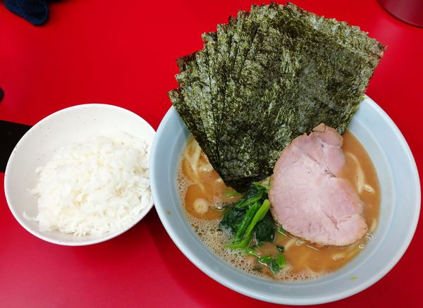 「ラーメン（680円）＋のりぷる（150円）」@横浜ラーメン 武蔵家 大井町店の写真