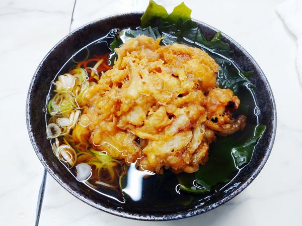 「げそかきそば（420円）＋わかめ（100円）」@大和屋の写真