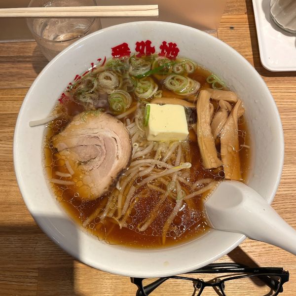 「醤油ラーメン＋バター」@旭川ラーメン 番外地 北口店の写真