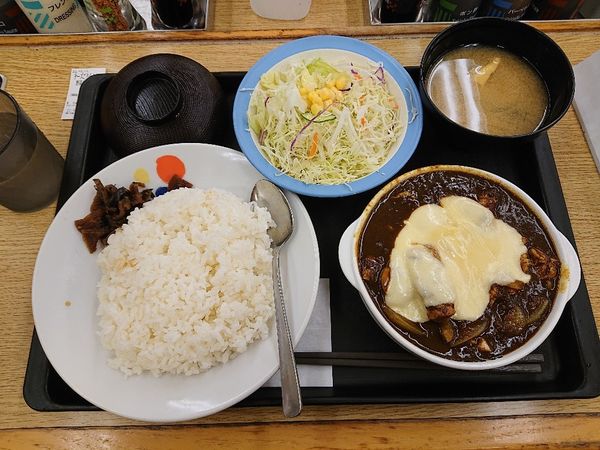 「たっぷりチーズのごろごろ煮込みチキンカレー 野菜付き 大盛り」@松屋 下石神井店の写真