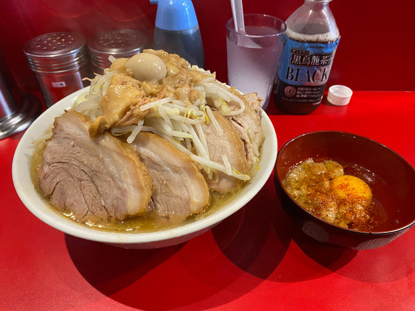 「ラーメン　豚増し2枚　脂生玉子」@麺屋HEROの写真