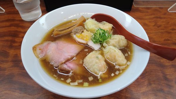 「鶏と魚貝の中華そば(醤油)海老ワンタン4個¥1100-」@三馬路 東京店の写真