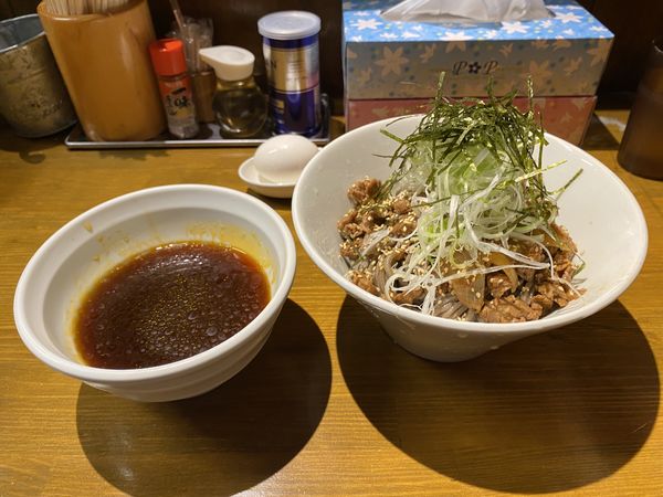 「肉盛りつけ蕎麦　特盛 ¥1,050」@馳走麺 狸穴の写真