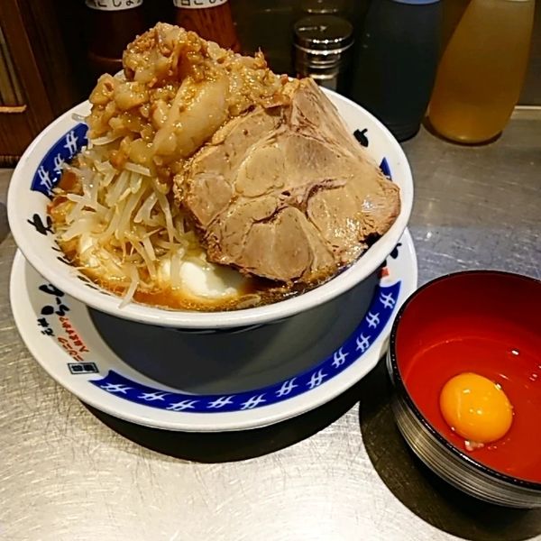 「少なめ烈らーめん８５０円＋生玉子５０円」@らーめん大 蕨店の写真
