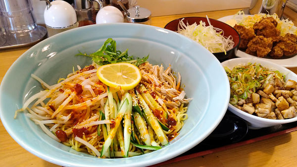 「6月限定/冷やし香辣鶏絲麺+白髪ネギ+チャーシュー丼+唐揚げ」@優勝軒 狭山店の写真