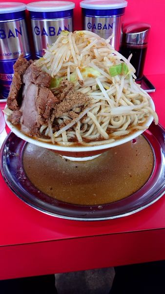 「ラーメン700円限界盛り」@麺でる 田園調布本店の写真