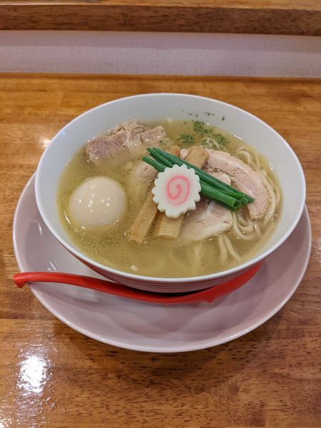 「半熟煮玉子入り　塩　930円」@味六屋の写真