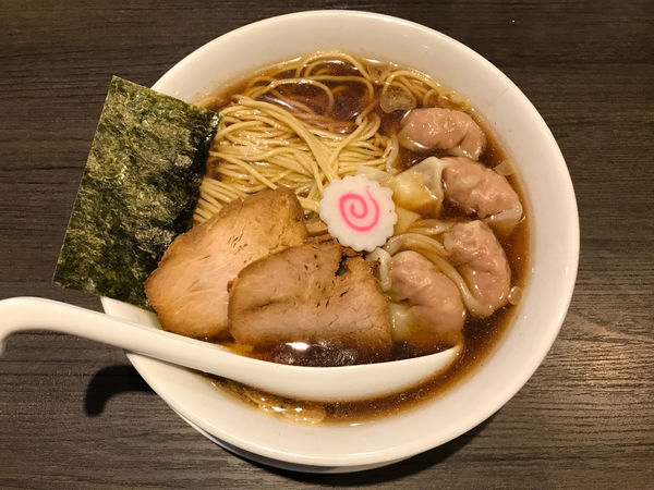 「煮干し中華そば 肉ワンタン麺　1050円」@かみなり中華そば店の写真