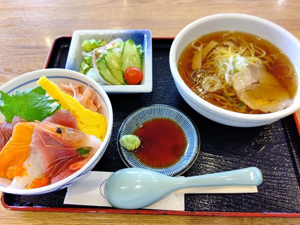 「Aランチ(醤油ラーメン＋海鮮丼)1,100円」@遊彩食の写真