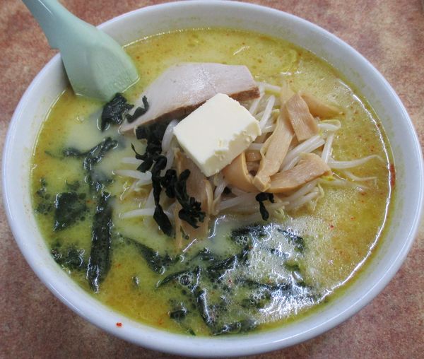 「味噌カレー牛乳ラーメン（バター入り）980円」@味の札幌 大西の写真