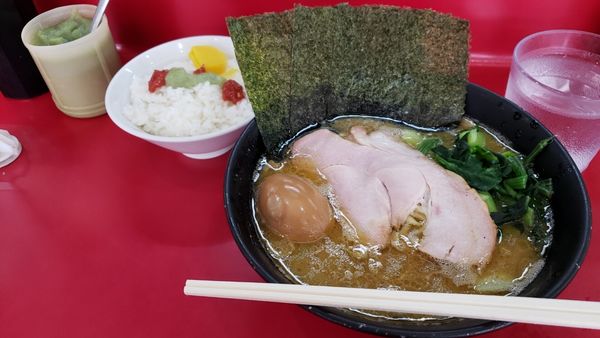 「ラーメン(並)味玉と🍚( '-'  )ﾗｲｽ！」@杉田家 千葉祐光店の写真