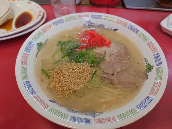 「はかたラーメン290円＋餃子250円＋日本酒280円✕二杯」@博多ラーメン はかたや 川端店の写真