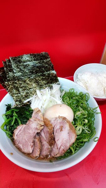 「朝ラー＋チャー３枚、白ネギ、ほうれん草、のり」@横浜ラーメン 武蔵家 大井町店の写真