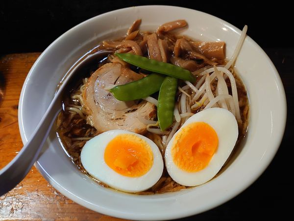 「ラーメン ゆで玉子」@かおたんラーメンえんとつ屋 南青山店の写真