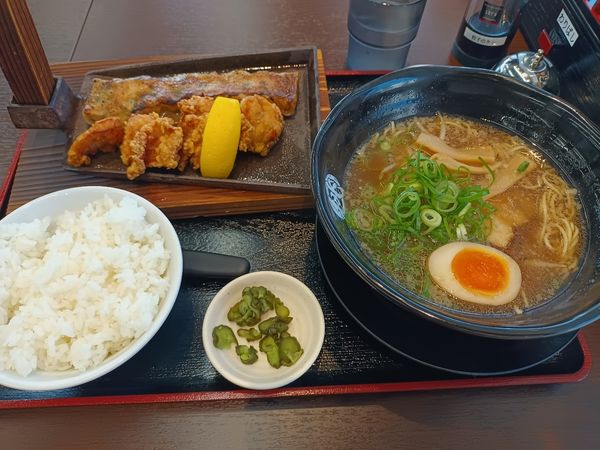 「豚骨魚介ラーメン　我儘セット」@びわこラーメン 挑の写真