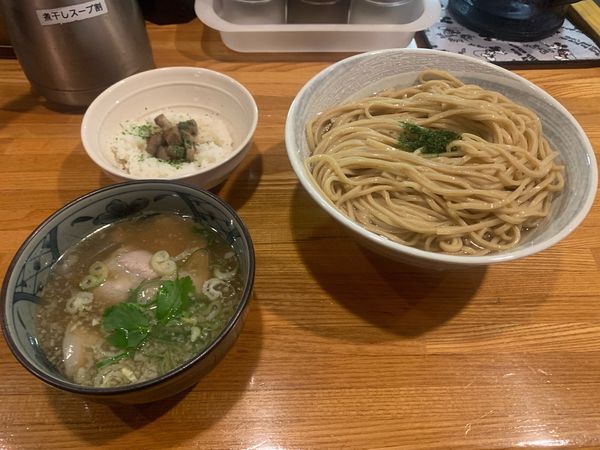 「アサリと鯵の煮干しつけそば　昆布水に浸かった平打ち麺」@麺屋 ひな多の写真