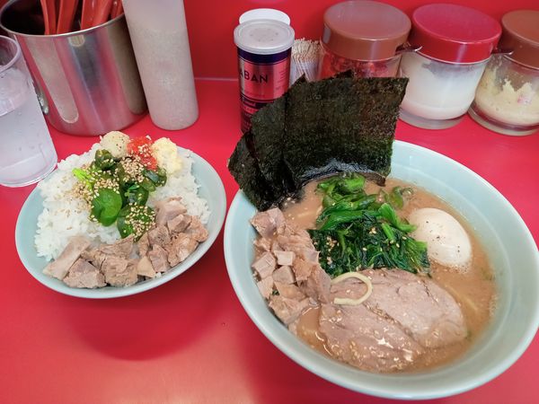 「ラーメン並¥650 味玉¥100サービスチャーシュー」@横浜ラーメン 武蔵家 大宮店の写真