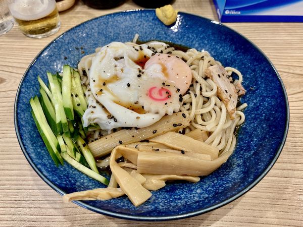 「赤星２本＋まかない焼豚皿＋ワンタン皿→冷し中華＋半熟玉子」@らーめん 高尾の写真