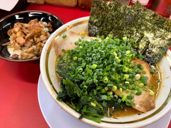 「ラーメン（無料）＋半チャーシューまぶし他」@家系ラーメン王道家直伝 との丸家 船橋店の写真