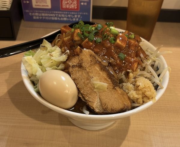 「辛味玉らー麺 花椒油 野菜増し ニンニク入り」@らー麺 だるまの写真