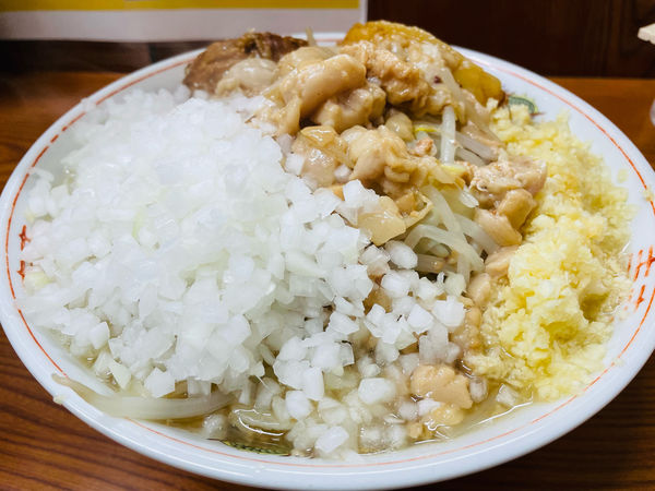 「ラーメン(ブタ2枚入り) 850円 刻みタマネギ 50円×2」@ラーメン二郎 亀戸店の写真