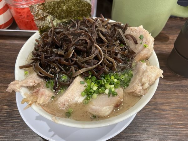 「ねぎちゃーしゅう＋キクラゲ　アブラ少なめ　替え玉１（無料券）」@博多長浜らーめん 楓神の写真