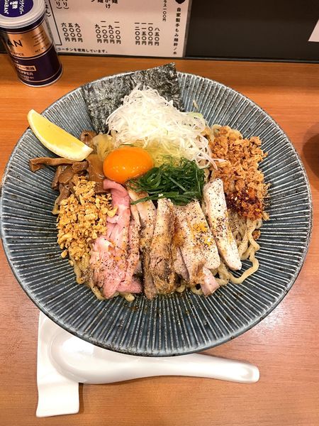 「まぜそば (麺増200g) ＋生玉子＋ビール」@自家製手もみ麺 鈴ノ木の写真