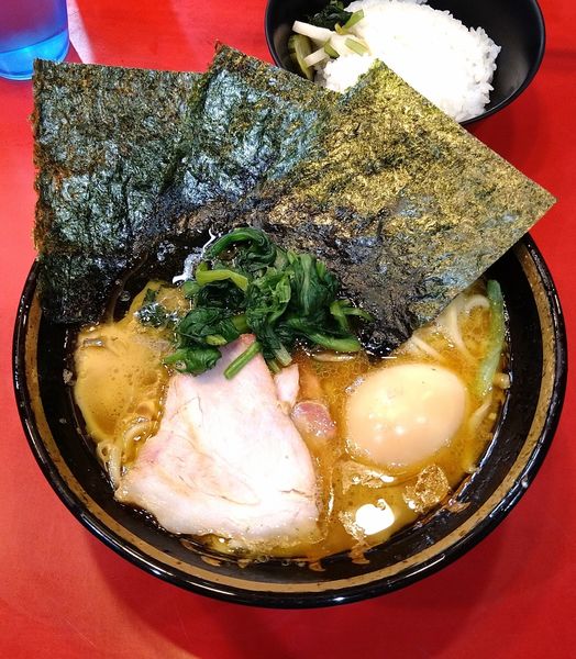 「ラーメン 730円＋味玉 50円＋ライス 120円」@家系総本山 ラーメン吉村家の写真