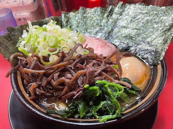 「ラーメン＋のり＋きくらげ＋薬味ねぎ」@家系ラーメン とらきち家の写真