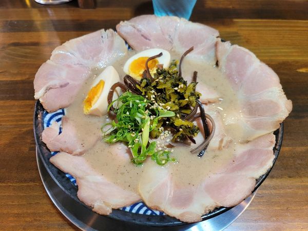 「煮干し豚骨醤油らーめん 全部のせ」@麺飯食堂 チャアヤの写真