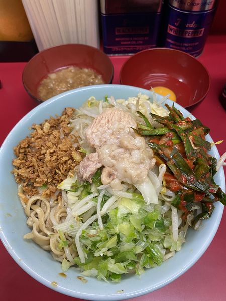 「ねぎ汁なし小　ニラダレ　卵　甘〜い脂」@ラーメン二郎 中山駅前店の写真