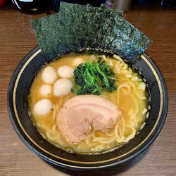ラーメン 並（730円）うずら（100円）