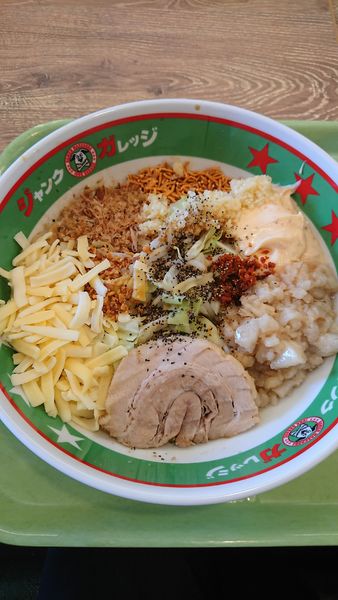 「まぜそば(玉子なし)+チーズ×2」@ジャンクガレッジ フォレオ菖蒲店の写真