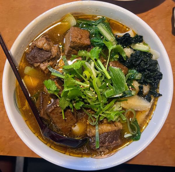 「薬膳牛バラ角煮麺（刀削麺）」@多福楼 川崎店の写真