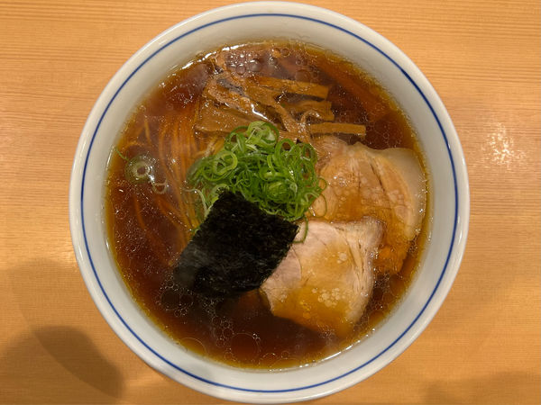 「醤油らぁ麺」@らぁ麺 すぎ本の写真