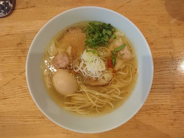 「MIXワンタン煮卵塩そば」@地球の中華そばの写真