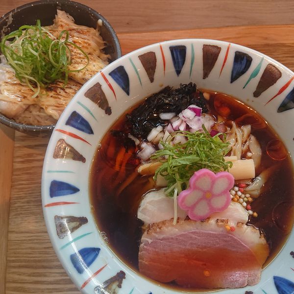 「冷やしえびそば900円、炙り鶏マヨ丼250円」@えびそば 緋彩の写真