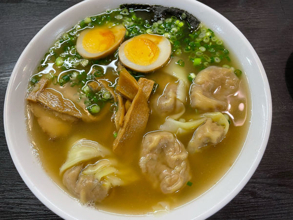 「雲呑麺(1,100円)煮玉子(100円)」@支那そば屋 こうやの写真