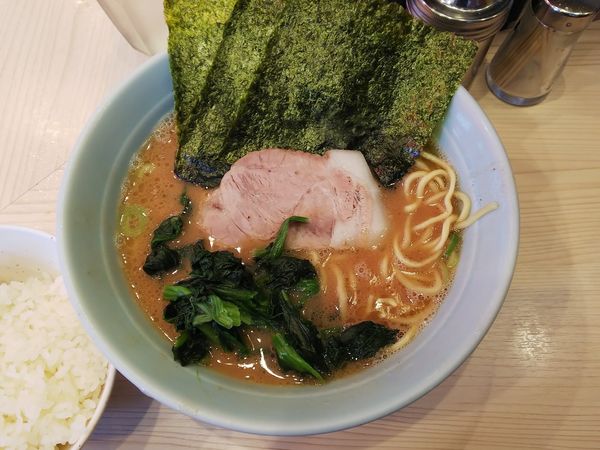 「らーめん（並）カタメ＋無料ライス　650円」@家系 武の極みの写真