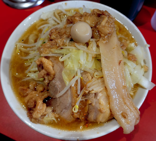 「ラーメン 850円 + 酸辣味変更 50円（野菜・蒜・脂×2」@麺屋HEROの写真