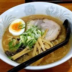 醤油とんこつラーメン