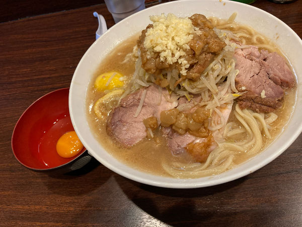 「ラーメン麺増し450g(全増し)+豚増し1枚+季節の柑橘+生卵」@ピコピコポンの写真