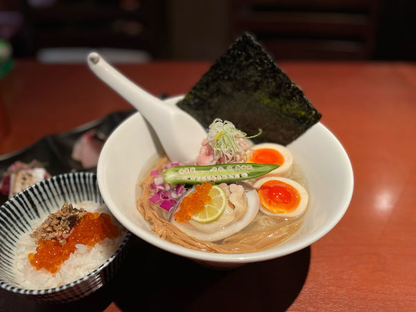 「【限定】冷しらぁ麺（真昆布水×地蛤出汁）¥1300」@酒肴場 屯の写真