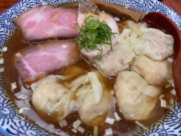 「ワンタン醤油そば(大)＋肉ワンタン」@三馬路 東京店の写真