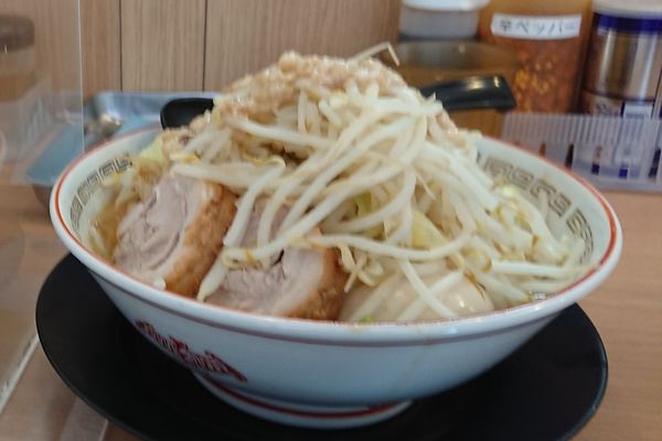 「小ラーメン+味玉+ヤサイアブラ」@豚山 神保町店の写真