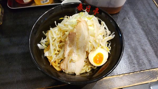 「冷ししょ油そば(並)＋野菜盛り＋半玉(スタンプ５油クーポン)」@油そば 春日亭 川崎店の写真