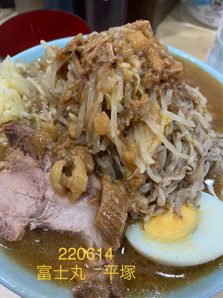 「ラーメン少なめ＋サ生玉子　980　黒烏龍茶190」@ラーメン富士丸 平塚店の写真