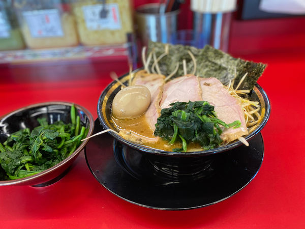 「ネギチャーシューメン(赤)、純正ほうれん草、味玉」@家系ラーメン王道家直伝 との丸家 松飛台店の写真