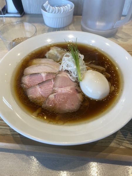「特製中華蕎麦〈醤油〉大盛 （手揉みめん)吊し焼きバラ丼」@宍道湖しじみ中華蕎麦 琥珀 東京本店の写真