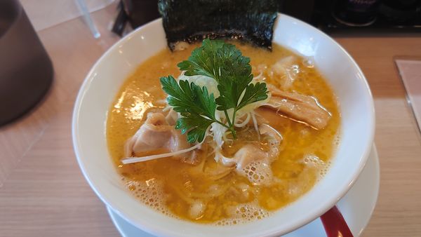 「濃厚醤油ラーメン」@鶏華の写真
